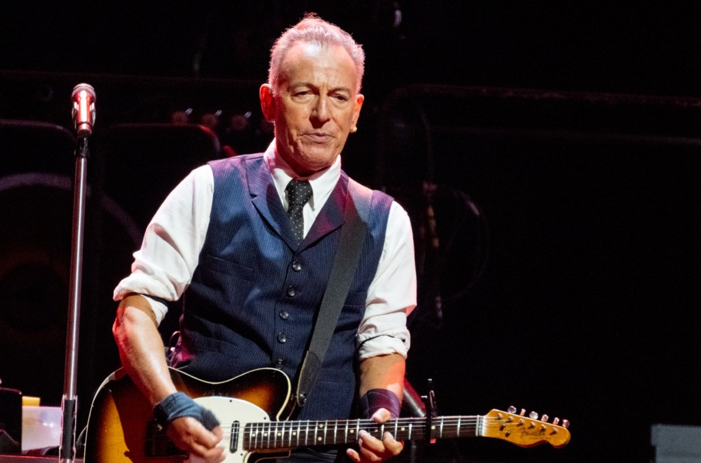 Bruce Springsteen Calls Out ‘Unfit President’ Trump Again on Stage Bruce Springsteen Calls Out 'Unfit President' Trump Again on Stage