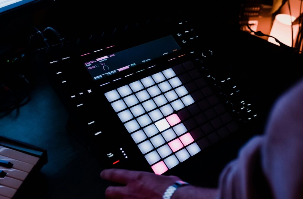 Guide to Performing with MIDI Controllers for DJs -