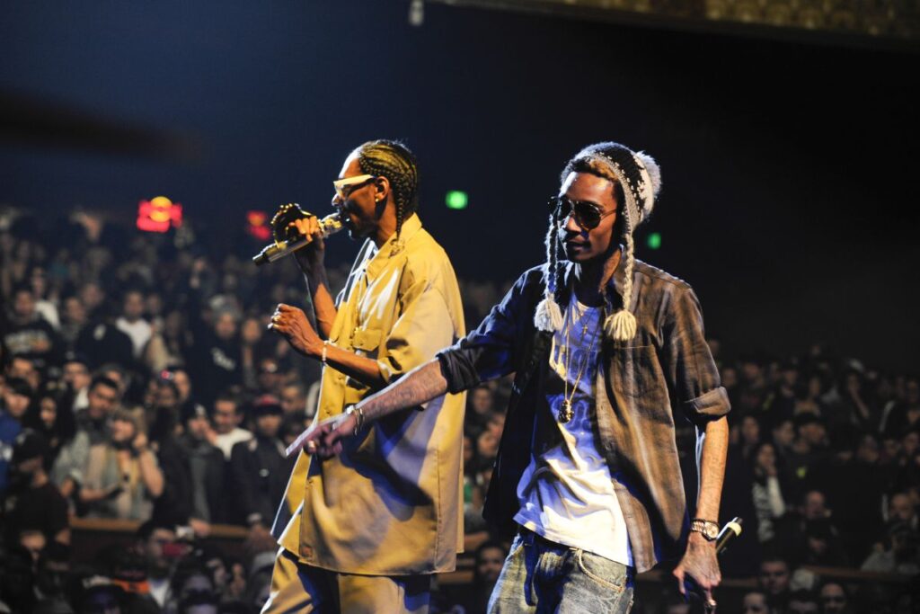 Wiz Khalifa, Snoop Dogg Go Back To High School With Big Check Wiz Khalifa, Snoop Dogg Go Back To High School With Big Check