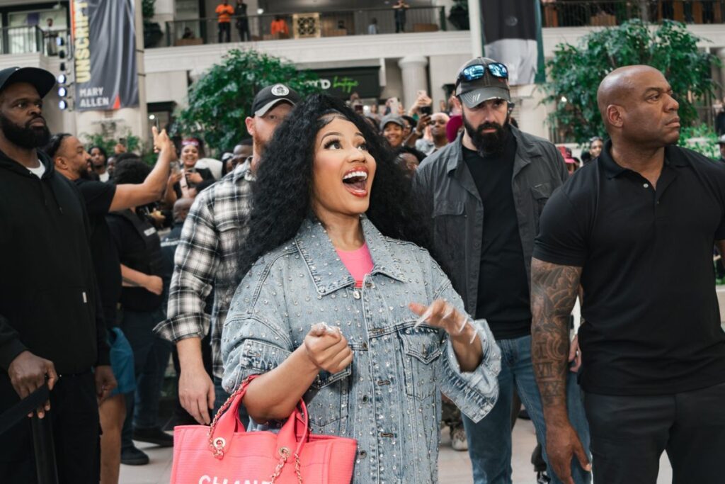 Nicki Minaj Snaps On Troll Saying She’s Broke