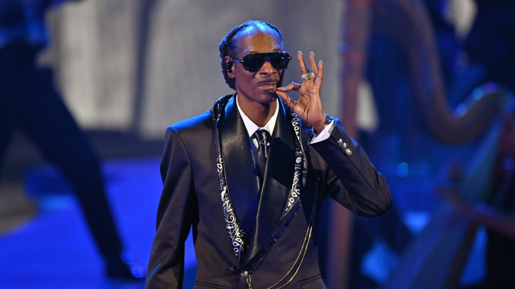 Snoop Dogg Crashes Country Concert With Mic and Blunt in … KAWS X Clipse LGSEO Tee Box Set 8