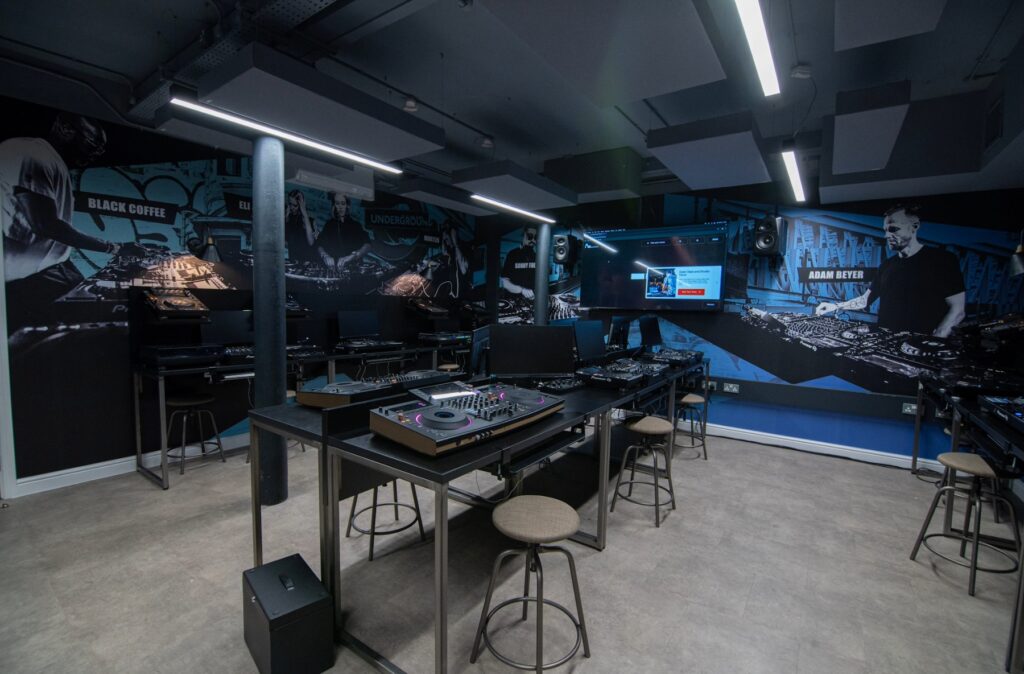 Best DJ Schools in the World: Top Picks for 2025 