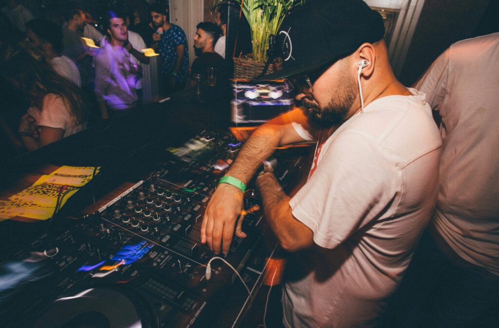 A Beginner’s Guide to Beat Matching for DJs  -
