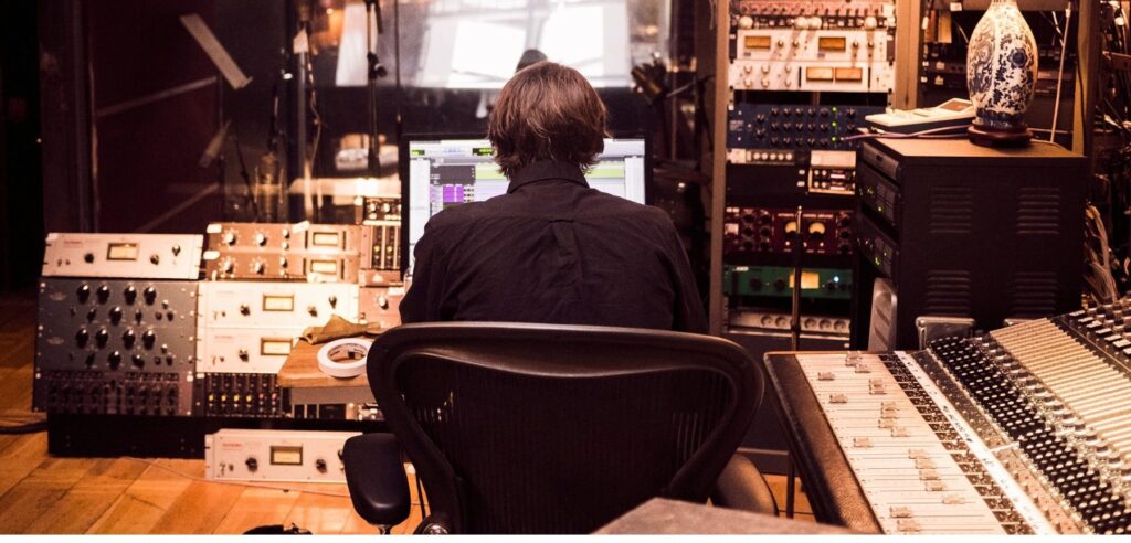 How to Use Different Types of Delay Effects in Music Production -