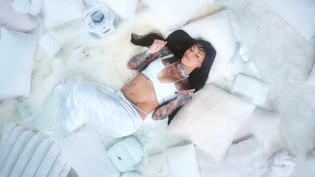 Kehlani Releases Music Video For “Out The Window” Kehlani Releases Music Video For “Out The Window”