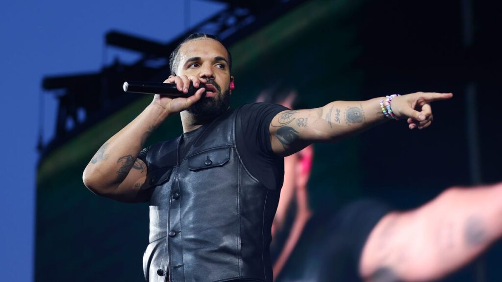 Drake Shows Off His Hockey Skills Ahead Of ‘Iceman’ Album Drake Shows Off His Hockey Skills Ahead Of ‘Iceman’ Album