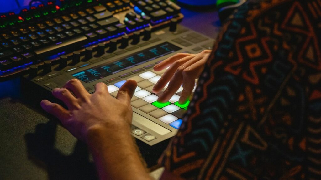 The Ultimate Guide to Sampling in Electronic Music -